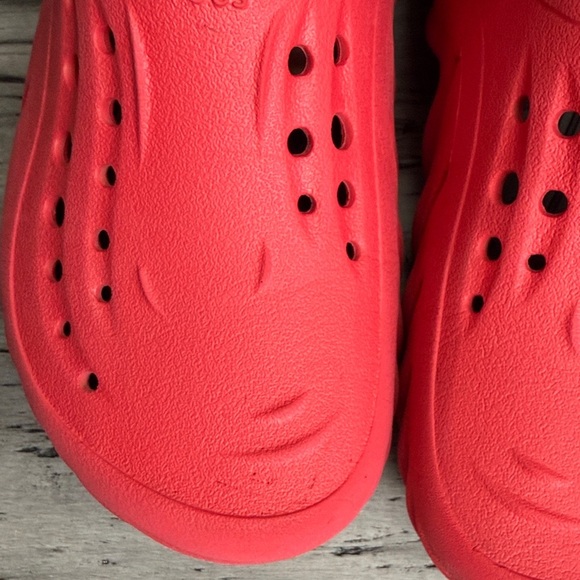 CROCS Men  Vibrant Red Water Shoes - Picture 9 of 12